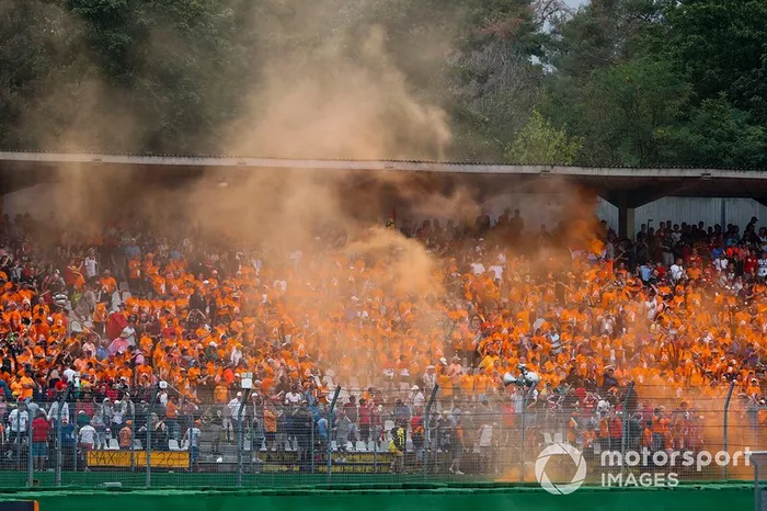 Naranja por todas partes en apoyo de Max Verstappen, Red Bull Racing