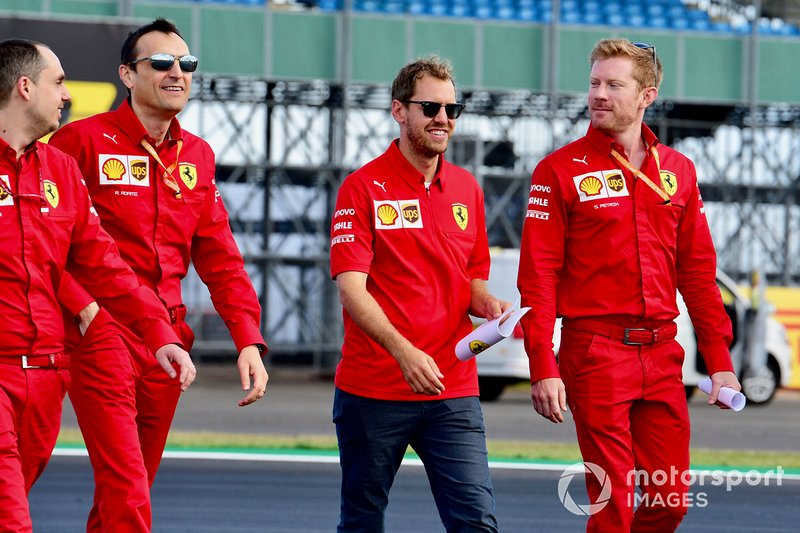 Sebastian Vettel, Ferrari cammina sulla pista con il suo team