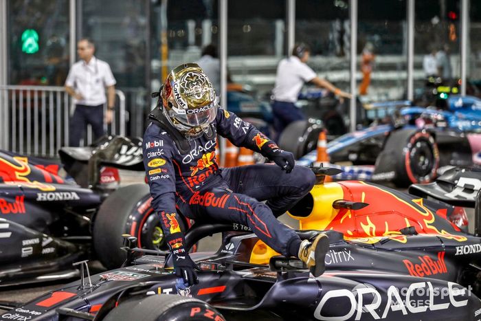 Ganador de la pole, Max Verstappen, de Red Bull Racing, llega al Parc Ferme
