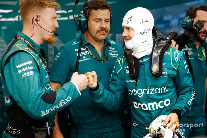 Sebastian Vettel, Aston Martin, con los mecánicos