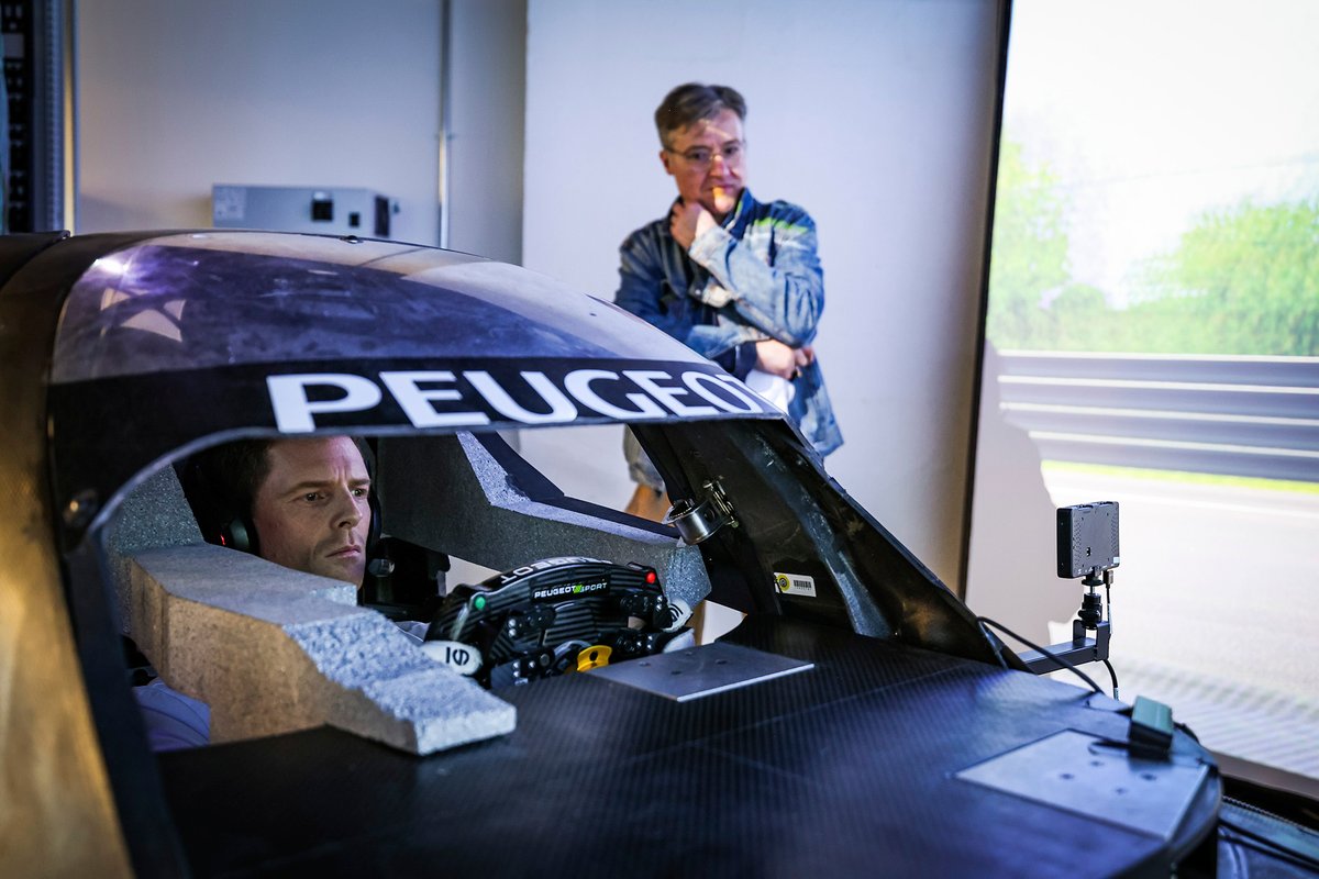 Anthony Davidson dans le simulateur Peugeot à l'usine de Satory.