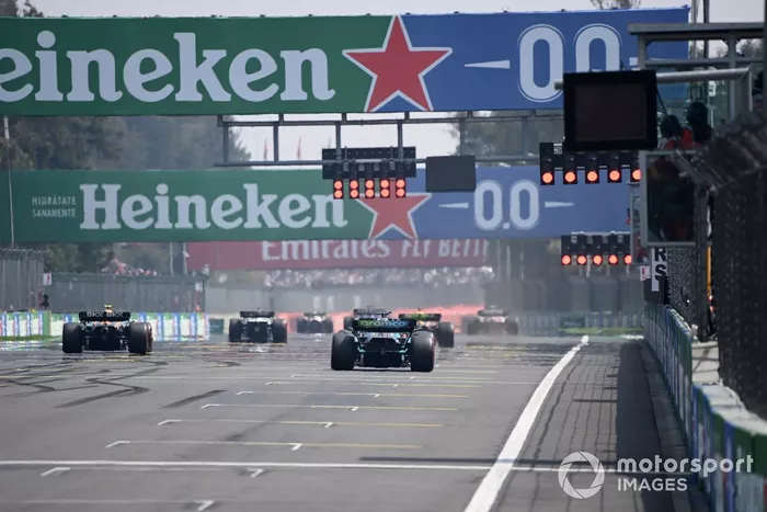 Los pilotos practican sus procedimientos de salida al final de la FP3