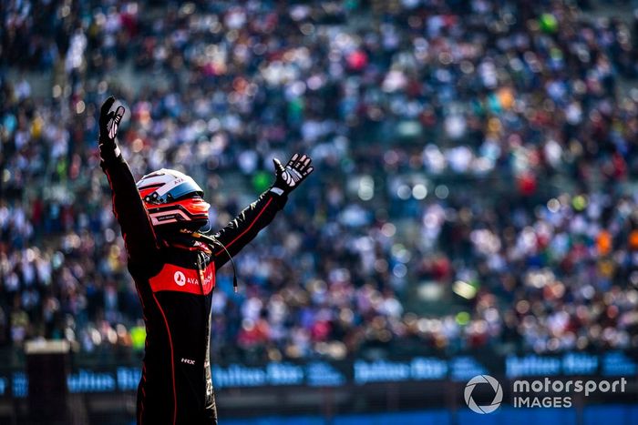 Jake Dennis, Andretti Autosport, 1ª posición, celebra la victoria