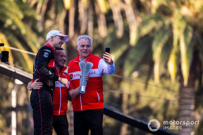 Jake Dennis, Andretti Autosport, 1ª posición, Roger Griffiths, Team Principal, Avalanche Andretti, celebran con el trofeo