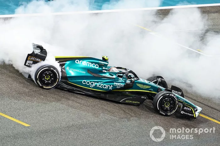 Sebastian Vettel, Aston Martin AMR22, realiza donuts en celebración al final de su última carrera en la F1