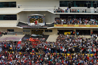 Tifosi in pista con Max Verstappen, Red Bull Racing, Carlo Santi, Ferrari ingegnere di pista, Kimi Raikkonen, Ferrari e Lewis Hamilton, Mercedes AMG F1, sul podio