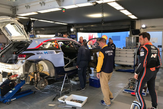 Thierry Neuville, Hyundai New i20 WRC, Hyundai Motorsport after his his crash in the service