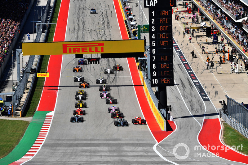 Kimi Raikkonen, Ferrari SF71H, Lewis Hamilton, Mercedes-AMG F1 W09 bertarung selepas start
