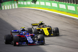 Carlos Sainz Jr., Renault Sport F1 Team R.S. 18, challenges Pierre Gasly, Toro Rosso STR13.
