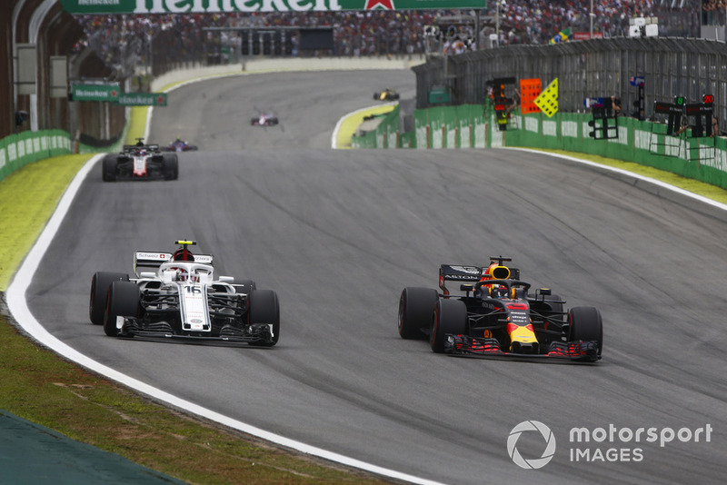 Daniel Ricciardo, Red Bull Racing RB14, overtakes Charles Leclerc, Sauber C37.