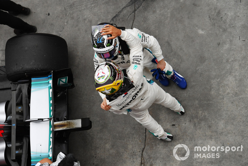 Lewis Hamilton, Mercedes AMG F1 et Valtteri Bottas, Mercedes AMG F1 W09 EQ Power+ dans le Parc Fermé