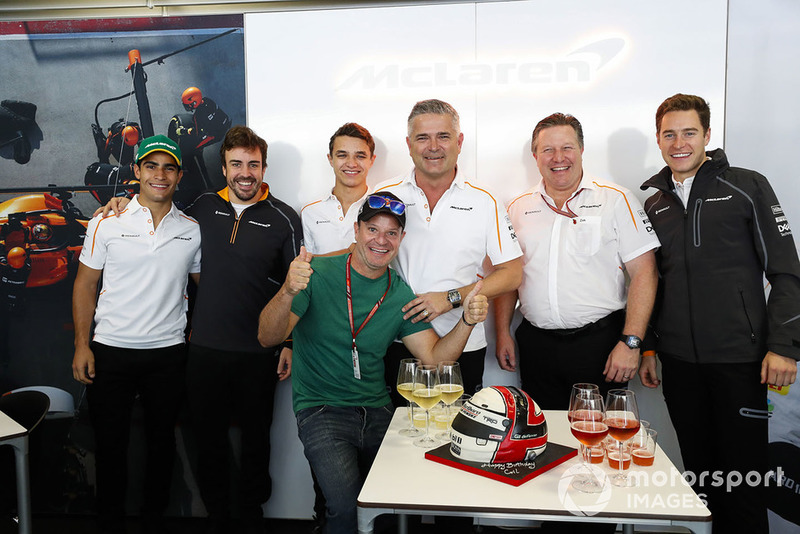 Gil de Ferran, directeur sportif de McLaren, fête son anniversaire avec Sergio Sette Camara, Fernando Alonso, McLaren, Lando Norris, McLaren, Rubens Barrichello, Zak Brown, directeur exécutif du McLaren Technology Group, et Stoffel Vandoorne, McLaren