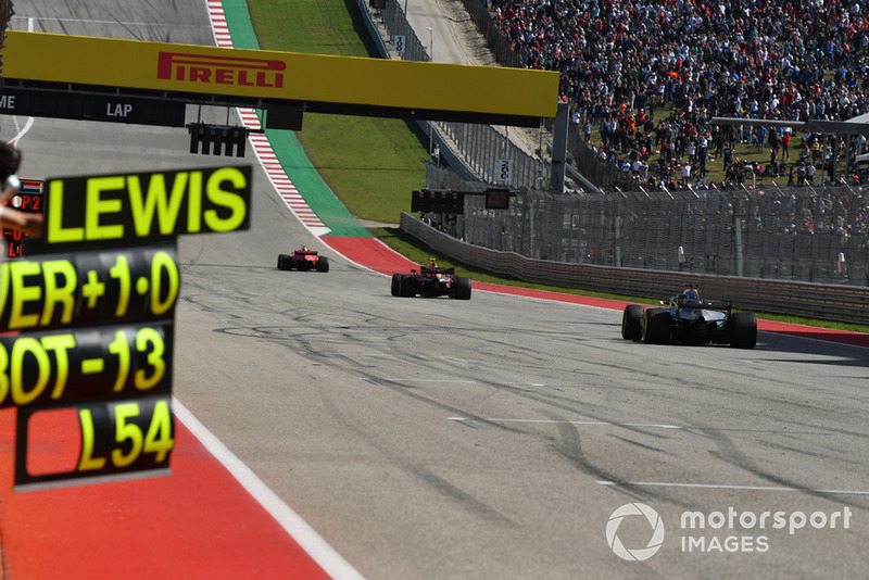Lewis Hamilton, Mercedes-AMG F1 W09 EQ Power+ persigue a Max Verstappen, Red Bull Racing RB14 y Kimi Raikkonen, Ferrari SF71H