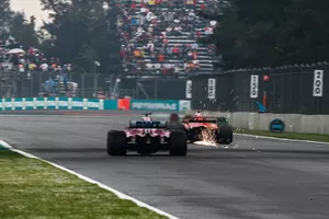 Sergio Perez, Racing Point Force India VJM11 e Sebastian Vettel, Ferrari SF71H 