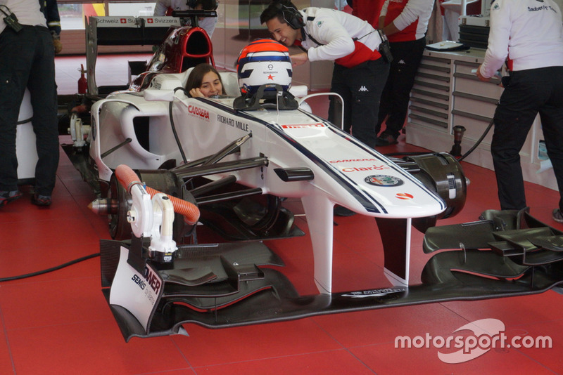 La piloto colombiana de carreras Tatiana Calderón en la prueba con el Sauber F1 C32