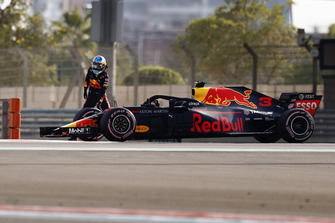 Daniel Ricciardo, Red Bull Racing RB14, yolda kaltıktan sonra aracından çıkıyor