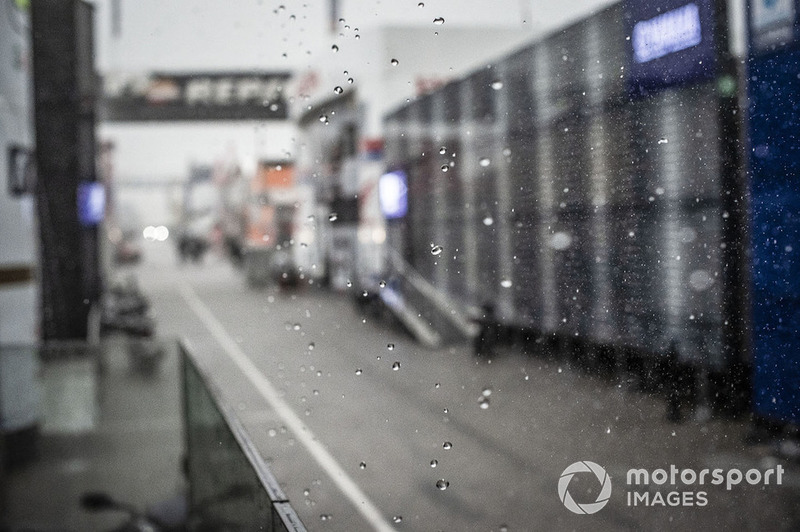 Lluvia en el paddock