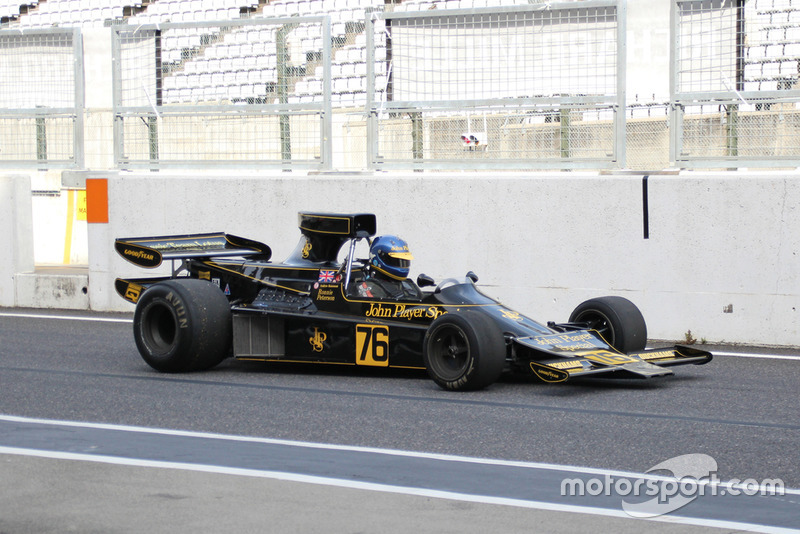 Lotus 76
