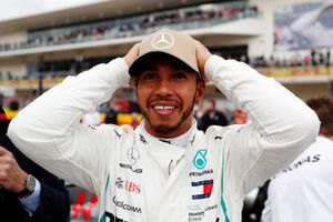 Ganador de la pole Lewis Hamilton, Mercedes AMG F1 celebra en Parc Ferme 