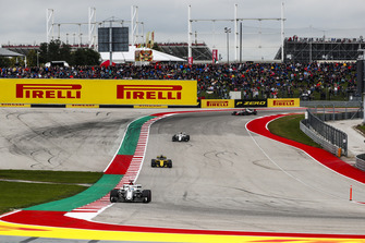 Marcus Ericsson, Sauber C37, devant Nico Hulkenberg, Renault Sport F1 Team R.S. 18, et Charles Leclerc, Sauber C37