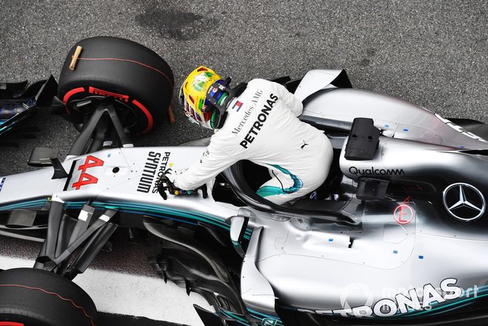 Ganador de la pole Lewis Hamilton, Mercedes AMG F1 celebra