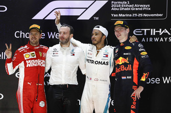 Sebastian Vettel, Ferrari, Bradley Lord, hoofd communicatie Mercedes AMG, Lewis Hamilton, Mercedes AMG F1, en Max Verstappen, Red Bull Racing, op het podium