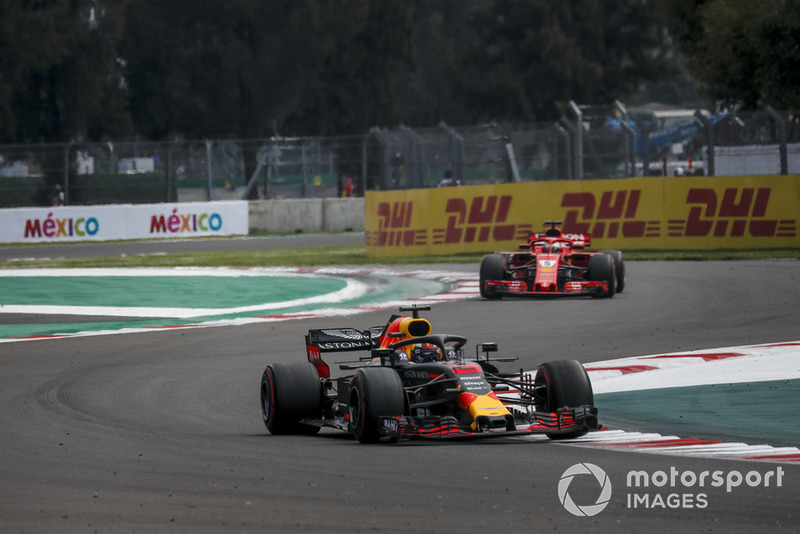 Daniel Ricciardo, Red Bull Racing RB14 y Sebastian Vettel, Ferrari SF71H