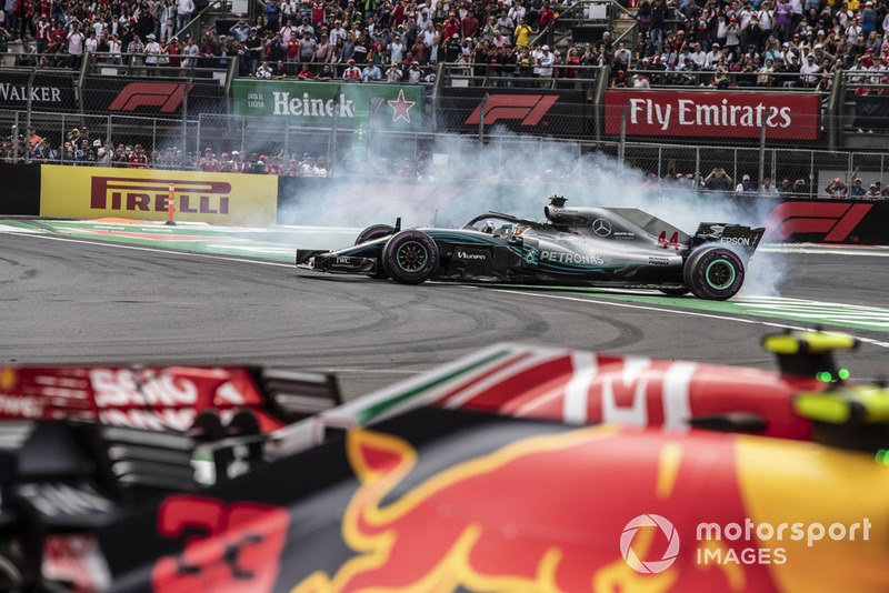 Lewis Hamilton, Mercedes AMG F1 W09 EQ Power +, celebra con donuts su quinto título mundial de pilotos