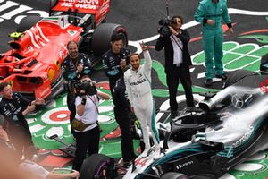 Lewis Hamilton, Mercedes-AMG F1 W09 EQ Power+ viert feest in Parc Ferme 