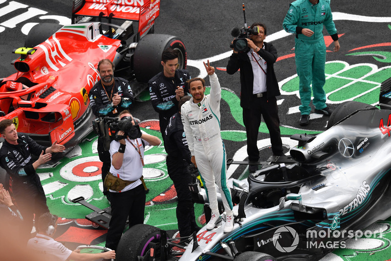 Lewis Hamilton, Mercedes-AMG F1 W09 EQ Power+, festeggia nel parco chiuso