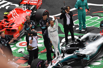 Lewis Hamilton, Mercedes-AMG F1 W09 EQ Power+ viert feest in Parc Ferme