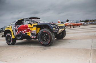 Sebastien Loeb e Daniel Elena di PH Sport fanno a gara con un aeroplano, prima della Dakar
