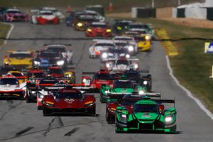 Start: #22 Tequila Patron ESM Nissan DPi, P: Pipo Derani, Johannes van Overbeek, Timo Bernhard leads