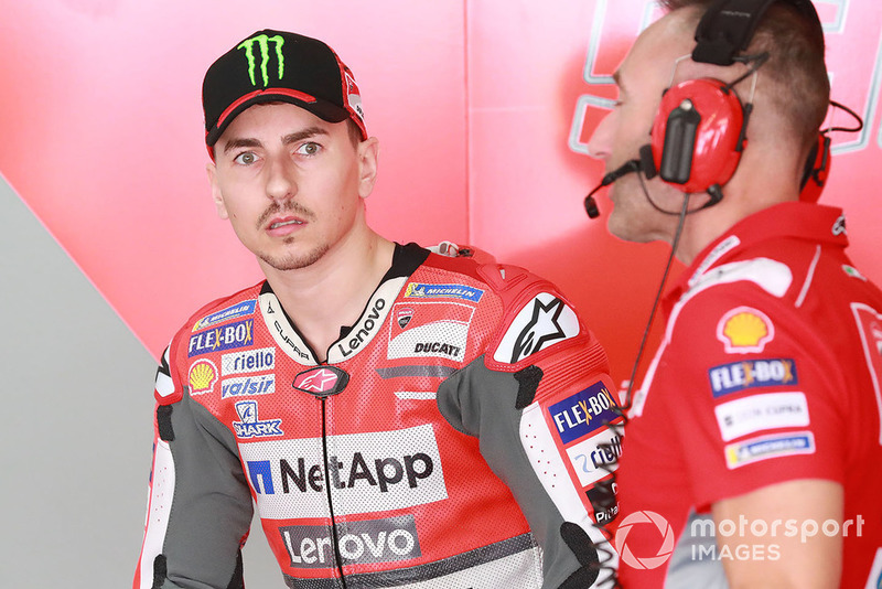 Os comentários de Dovizioso provocaram uma série de posts de Lorenzo no Twitter, com sua primeira reação sendo "Muito obrigado, Andrea Dovizioso! Você é um verdadeiro cavalheiro!". Em seu próximo post, ele passou a chamar Dovizioso "um companheiro de equipe exemplar", acrescentando: "Você o aplaude no pódio quando ele ganha e depois... (Isso mesmo, ele não dá sua opinião, não é problema dele)." Depois disso, Lorenzo chamou Dovizioso de "invejoso" e o descreveu como "um campeão mundial... nas 125cc".