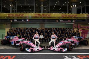 Esteban Ocon, Racing Point Force India e Sergio Perez, Racing Point Force India, nella foto di gruppo del team Racing Point Force India F1