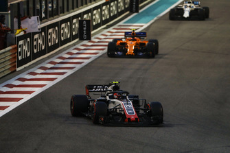 Kevin Magnussen, Haas F1 Team VF-18, voor Stoffel Vandoorne, McLaren MCL33