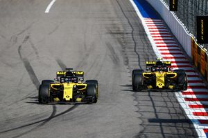 Nico Hulkenberg, Renault Sport F1 Team R.S. 18, devant Carlos Sainz Jr., Renault Sport F1 Team R.S. 18