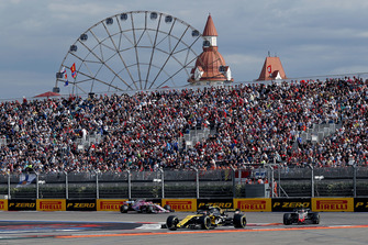 Carlos Sainz Jr., Renault Sport F1 Team R.S. 18, Kevin Magnussen, Haas F1 Team VF-18 et Esteban Ocon, Racing Point Force India VJM11