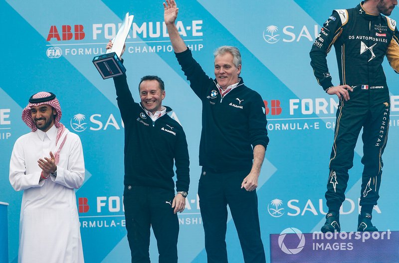 Roger Griffiths, Chief Technology Officer, BMW I Andretti Motorsport, sul podio con il trofeo costruttori