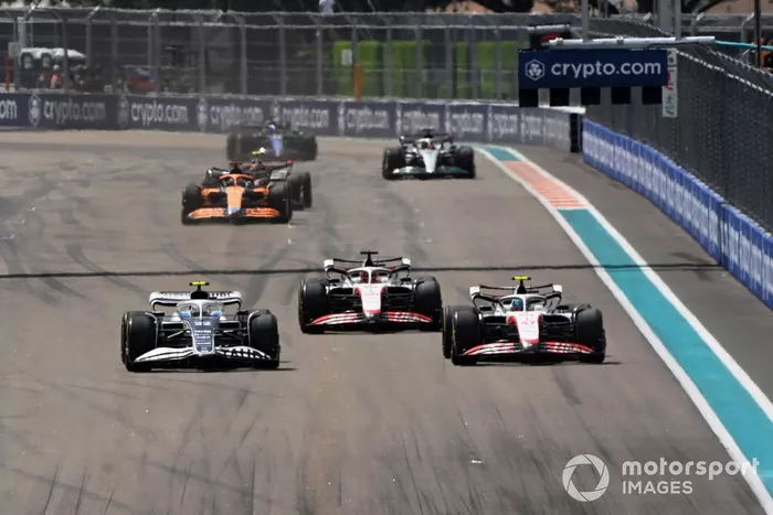 Yuki Tsunoda, AlphaTauri AT03, lucha con Mick Schumacher, Haas VF-22, Kevin Magnussen, Haas VF-22