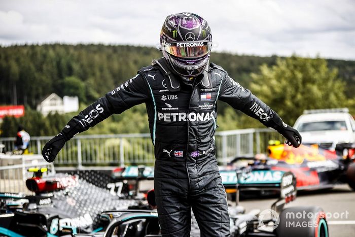 Ganador de la pole Lewis Hamilton, Mercedes-AMG F1 celebra en Parc Ferme 