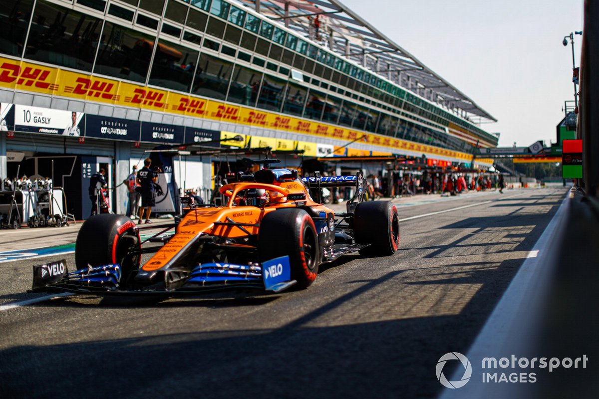 Carlos Sainz Jr., McLaren MCL35, pit lane