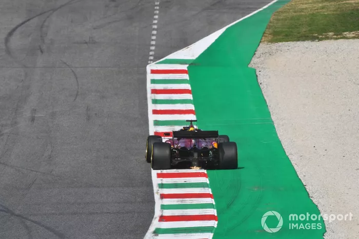 Sebastian Vettel, Ferrari SF1000, sacando chispas