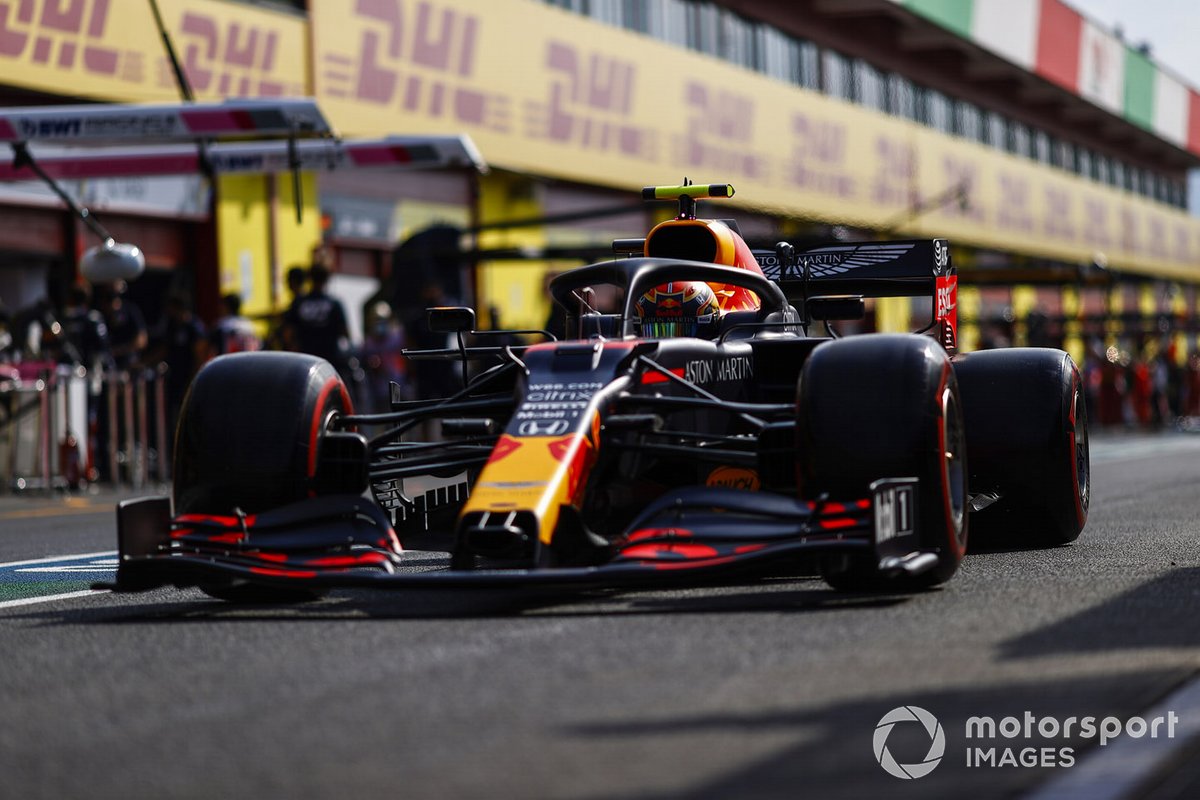 Алекс Элбон, Red Bull Racing RB16, на пит-лейне