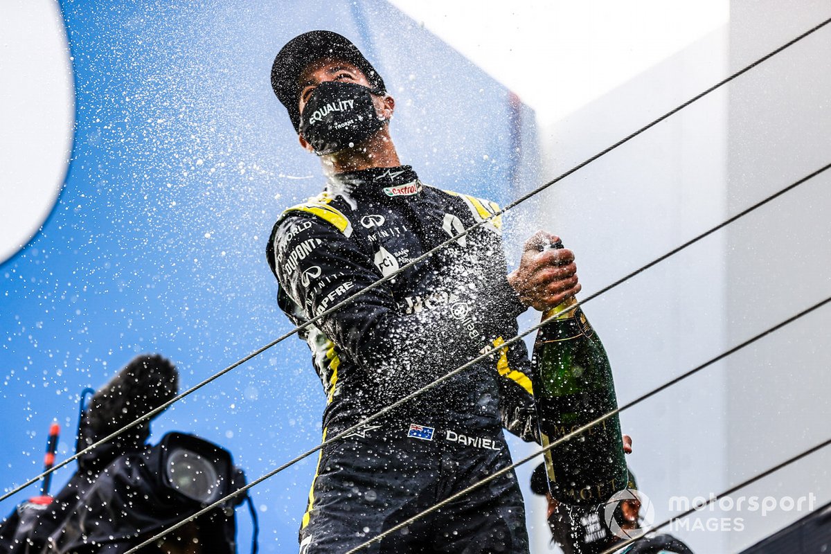 Daniel Ricciardo, Renault F1, 3rd position, sprays champagne