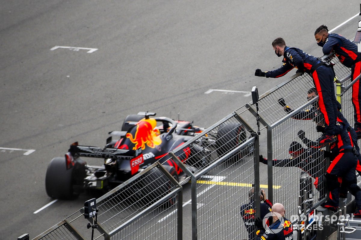 Segundo lugar Max Verstappen, Red Bull Racing RB16 cruza la meta