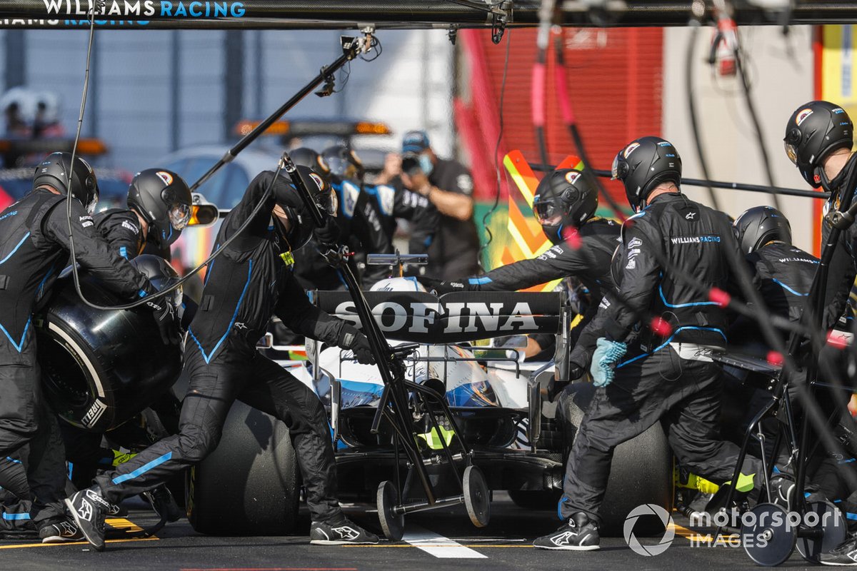 George Russell, Williams FW43, pit stop