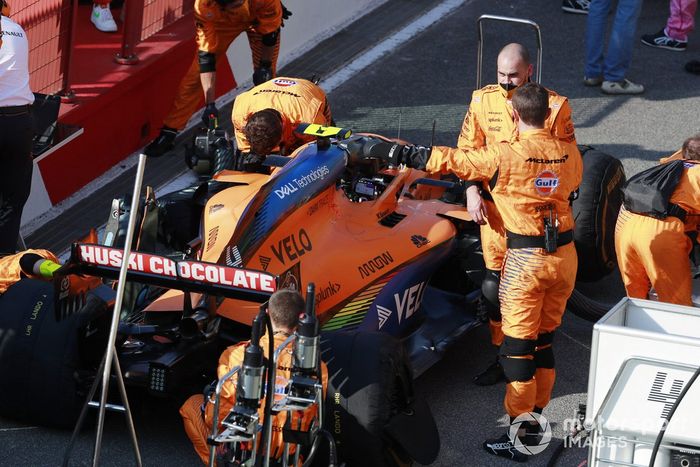 Lando Norris, McLaren MCL35, en el pit lane durante la bandera roja