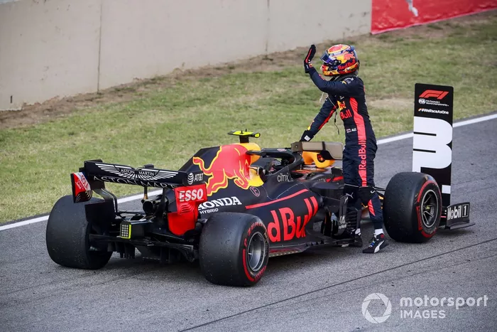 Tercer lugar Alex Albon, Red Bull Racing celebra en Parc Ferme 