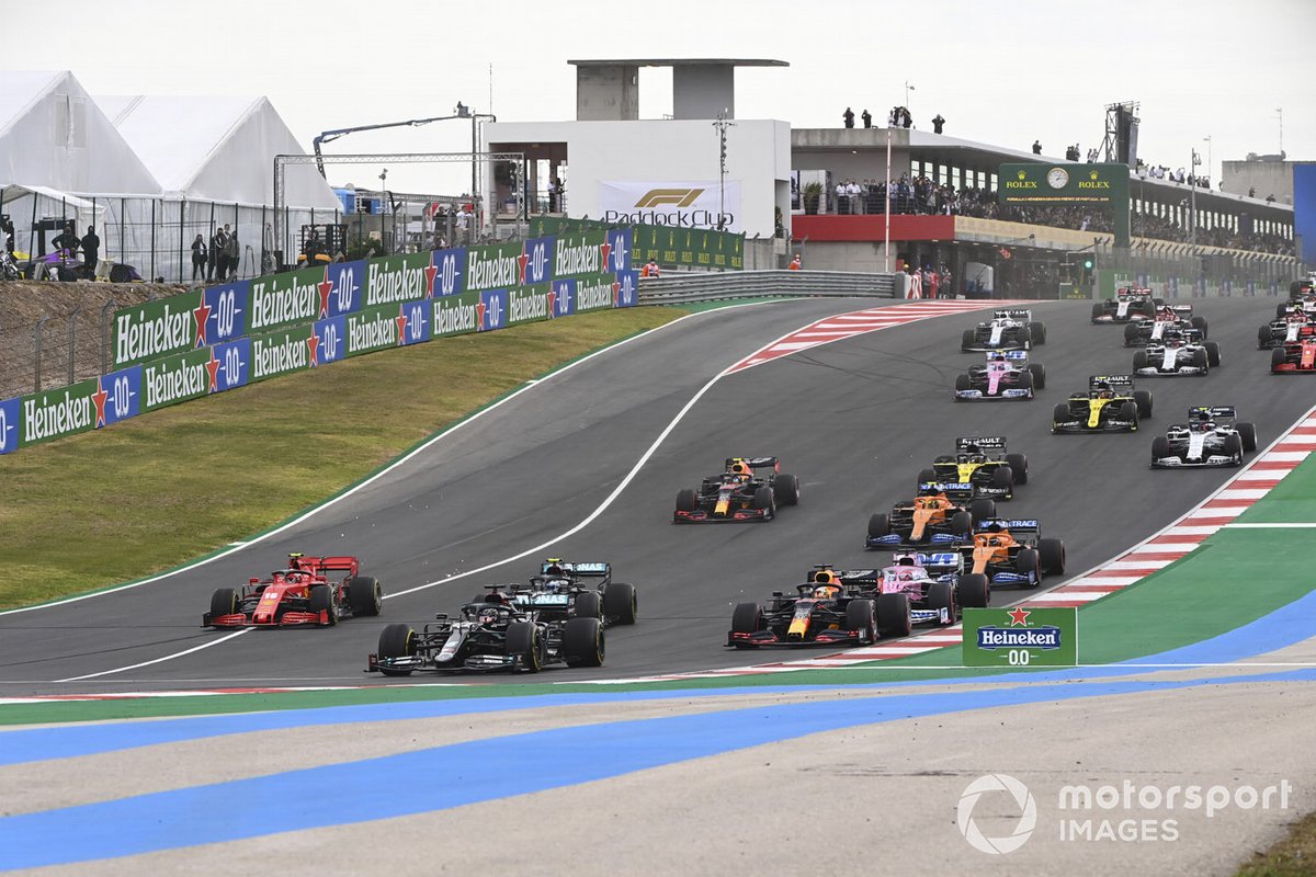Lewis Hamilton, Mercedes F1 W11, Valtteri Bottas, Mercedes F1 W11, Max Verstappen, Red Bull Racing RB16, leads, Sergio Perez, Racing Point RP20, e il resto del gruppo alla partenza